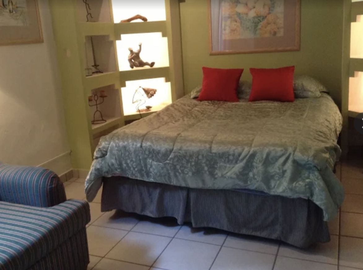 A queen bedroom at Colibrí Centro with lighted built-in niches